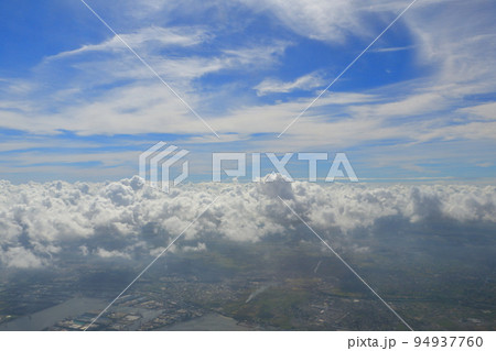 雲海　飛行機の窓から見た雲の景色 94937760
