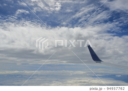 翼と雲海 飛行機の窓から見た雲の景色 翼と雲海 飛行機の窓から見た雲の景色 94937762