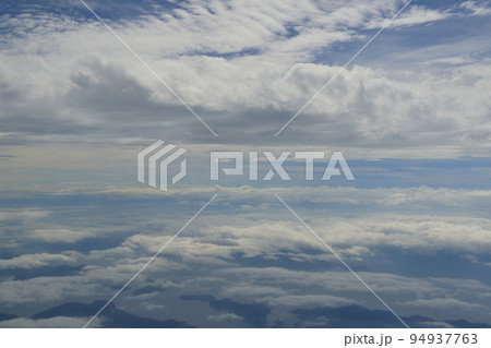 雲海　飛行機の窓から見た雲の景色 94937763