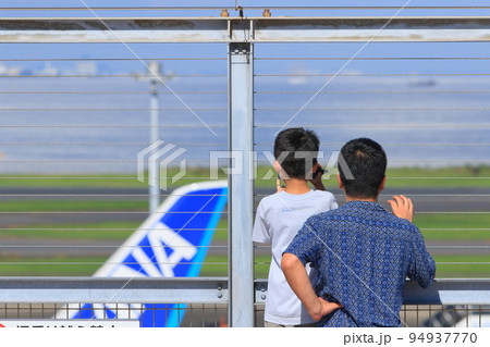 飛行機を見送る親子　観光客　羽田空港 94937770