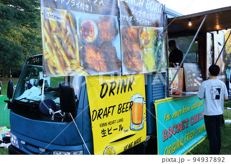 人気のキッチンカー　観光地のキッチンカー　イベント会場のランチ 94937892