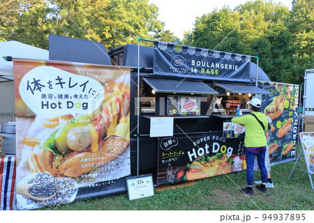 人気のキッチンカー　観光地のキッチンカー　イベント会場のランチ 94937895