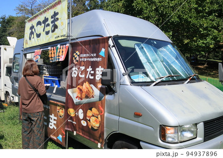 人気のキッチンカー　観光地のキッチンカー　イベント会場のランチ 94937896