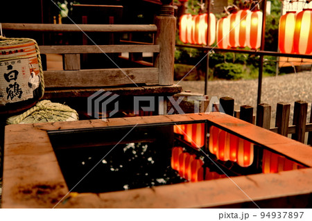 境内の提灯 94937897