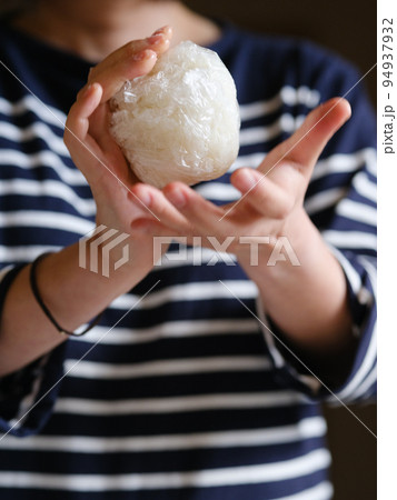 おにぎりを握る手 おにぎりを握る手 94937932
