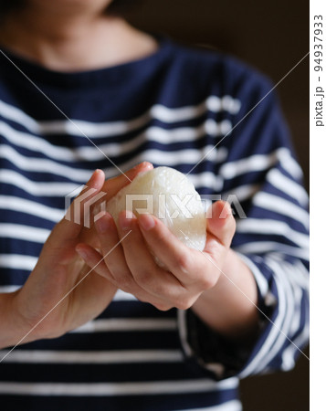 おにぎりを握る手 94937933