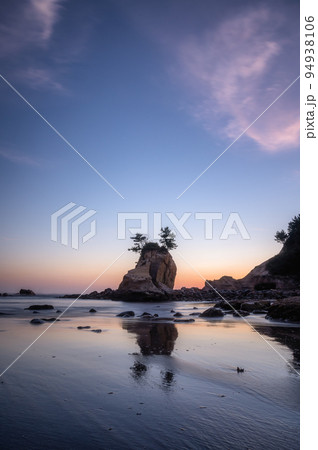 茨城県高萩市　秋の日の出直後の高戸小浜海岸 94938106