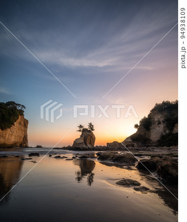 茨城県高萩市 秋の日の出直後の高戸小浜海岸 茨城県高萩市 秋の日の出直後の高戸小浜海岸 94938109
