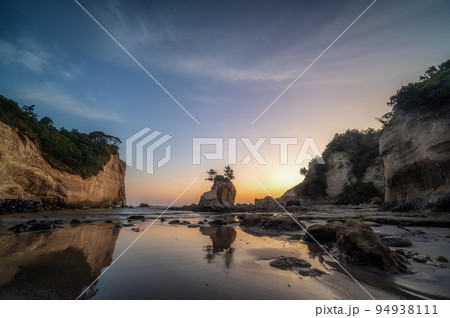 茨城県高萩市　秋の日の出直後の高戸小浜海岸 94938111