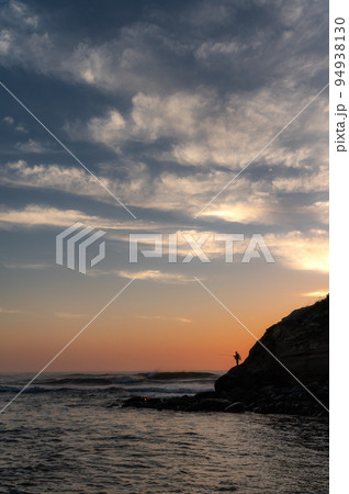 茨城県高萩市 秋の日の出直後の高戸小浜海岸 茨城県高萩市 秋の日の出直後の高戸小浜海岸 94938130