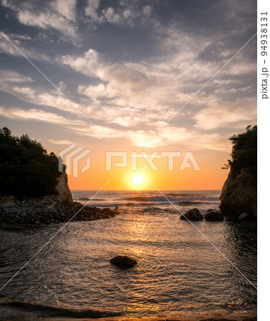 茨城県高萩市　秋の日の出直後の高戸小浜海岸 94938131