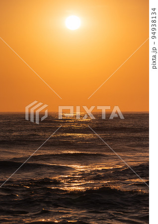 茨城県高萩市　秋の日の出直後の高戸小浜海岸 94938134