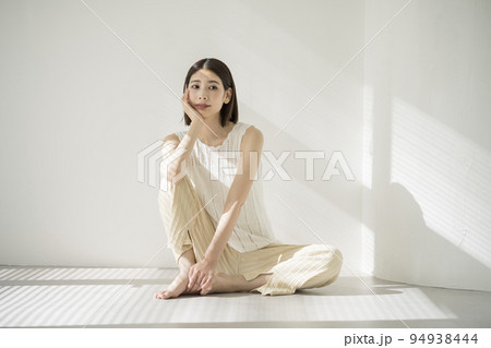 若い女性　ビューティーイメージ　ポートレート 94938444