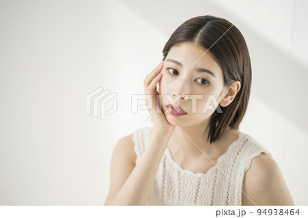 若い女性　ビューティーイメージ　ポートレート 94938464