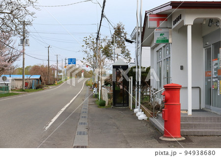 北海道　浦河　丸ポストのある風景（西舎郵便局） 94938680