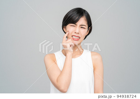 肌を気にする女性 94938724