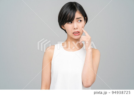 肌を気にする女性 94938725