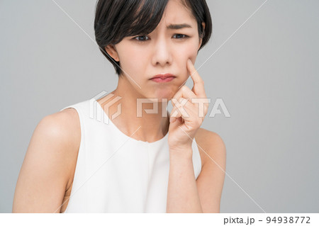 肌を気にする女性 94938772
