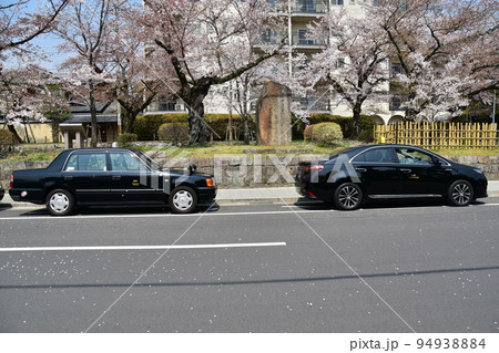 日本の京都府の京都市 銀閣寺近くの道路に停車中のタクシ― 満開の桜と古い石碑 敷地内のマンション 日本の京都府の京都市 銀閣寺近くの道路に停車中のタクシ― 満開の桜と古い石碑 敷地内のマンション 94938884