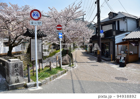 日本の京都府の京都市　銀閣寺橋と哲学の道　満開の桜と遊歩道　周辺の店舗や住居 94938892