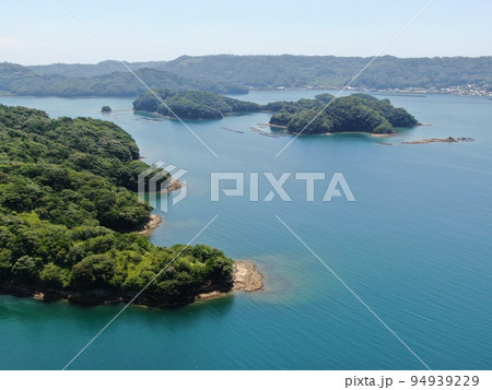 玄海町の王子島付近の美しい海岸線の空撮 94939229
