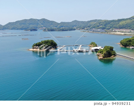 玄海町の王子島付近の美しい海岸線の空撮 玄海町の王子島付近の美しい海岸線の空撮 94939231