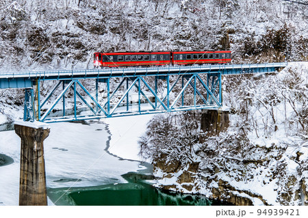 福島県　会津鉄道の雪景色　～第五大川橋梁を渡る列車～ 94939421