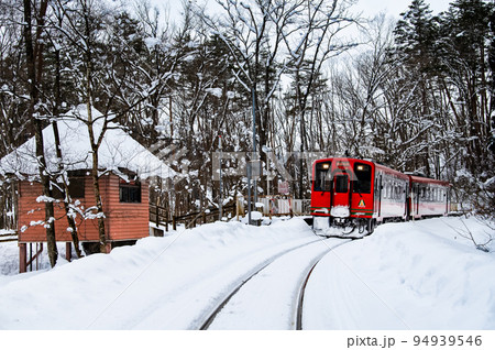 福島県 会津鉄道の雪景色 ~塔のへつり駅~ 福島県 会津鉄道の雪景色 ~塔のへつり駅~ 94939546