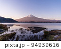 「山梨県」河口湖越しに見る富士山　秋　早朝 94939616