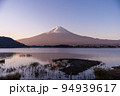 「山梨県」河口湖越しに見る富士山　秋　早朝 94939617