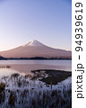 「山梨県」河口湖越しに見る富士山　秋　早朝 94939619
