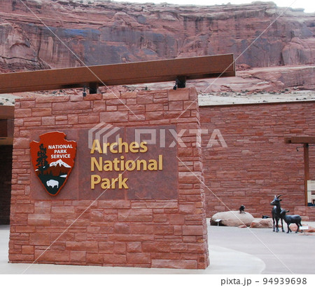 アメリカ合衆国　早春のコロラド高原　アーチーズ国立公園　ビジターセンター 94939698