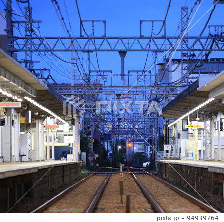 阪神　打出駅の夕暮れ 94939764