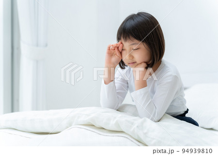 寝不足の女の子 94939810
