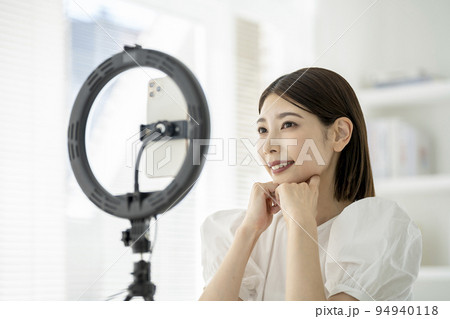 動画撮影・ライブ配信をする若い女性　美容系・コスメ系　インフルエンサー　ユーチューバー　イメージ 94940118