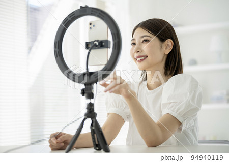 動画撮影・ライブ配信をする若い女性　美容系・コスメ系　インフルエンサー　ユーチューバー　イメージ 94940119
