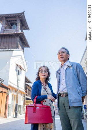 川越観光を楽しむシニアの夫婦 川越観光を楽しむシニアの夫婦 94940151