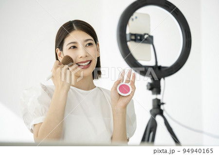 動画撮影・ライブ配信をする若い女性　インフルエンサー　ライブコマース　イメージ 94940165