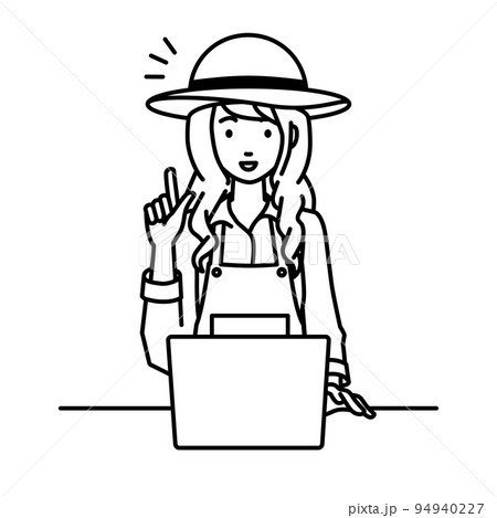 デスクで座ってPCを開いて何かひらめいた農家の女性 94940227