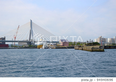 青森港沖合から眺める八甲田丸、青森ベイブリッジ、奥羽本線先端部 94940696