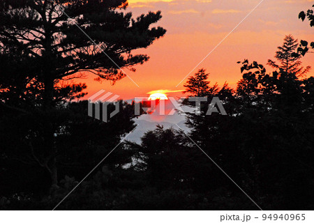 福島県　夏 猪苗代町 裏磐梯　箕輪　磐梯高原の日の出 94940965
