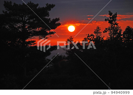 福島県 夏 猪苗代町 裏磐梯 箕輪 磐梯高原の日の出 福島県 夏 猪苗代町 裏磐梯 箕輪 磐梯高原の日の出 94940999
