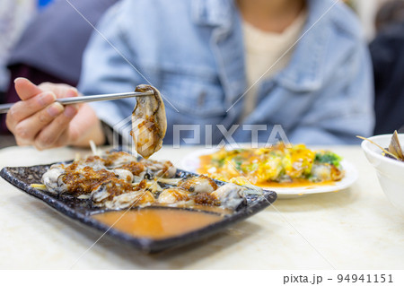 Taiwanese Oyster Omelette in restaurant Taiwanese Oyster Omelette in restaurant 94941151