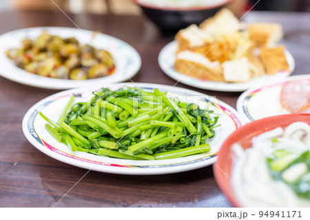 Dishes of Taiwanese street food 94941171