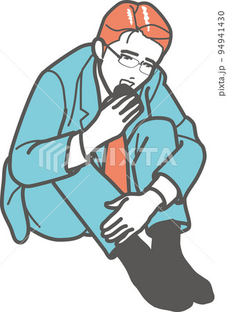 膝を抱えておにぎりを食べる男性 94941430
