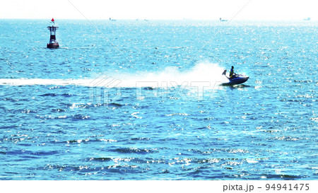 疾走する水上バイク 【横構図】 94941475