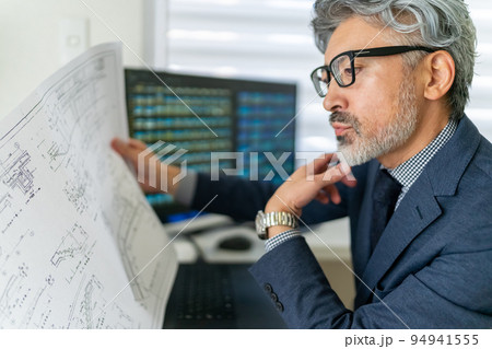 施工図を確認する工事監理者　一級建築士　白髪　ひげ 94941555
