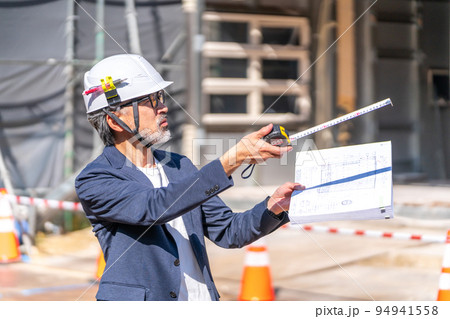 設計図面と建築現場を照合する工事監理者　白髪　ひげ 94941558