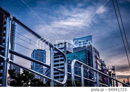 夕暮れの都会の風景 夕暮れの都会の風景 94941723
