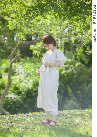 臨月の妊婦 94942102